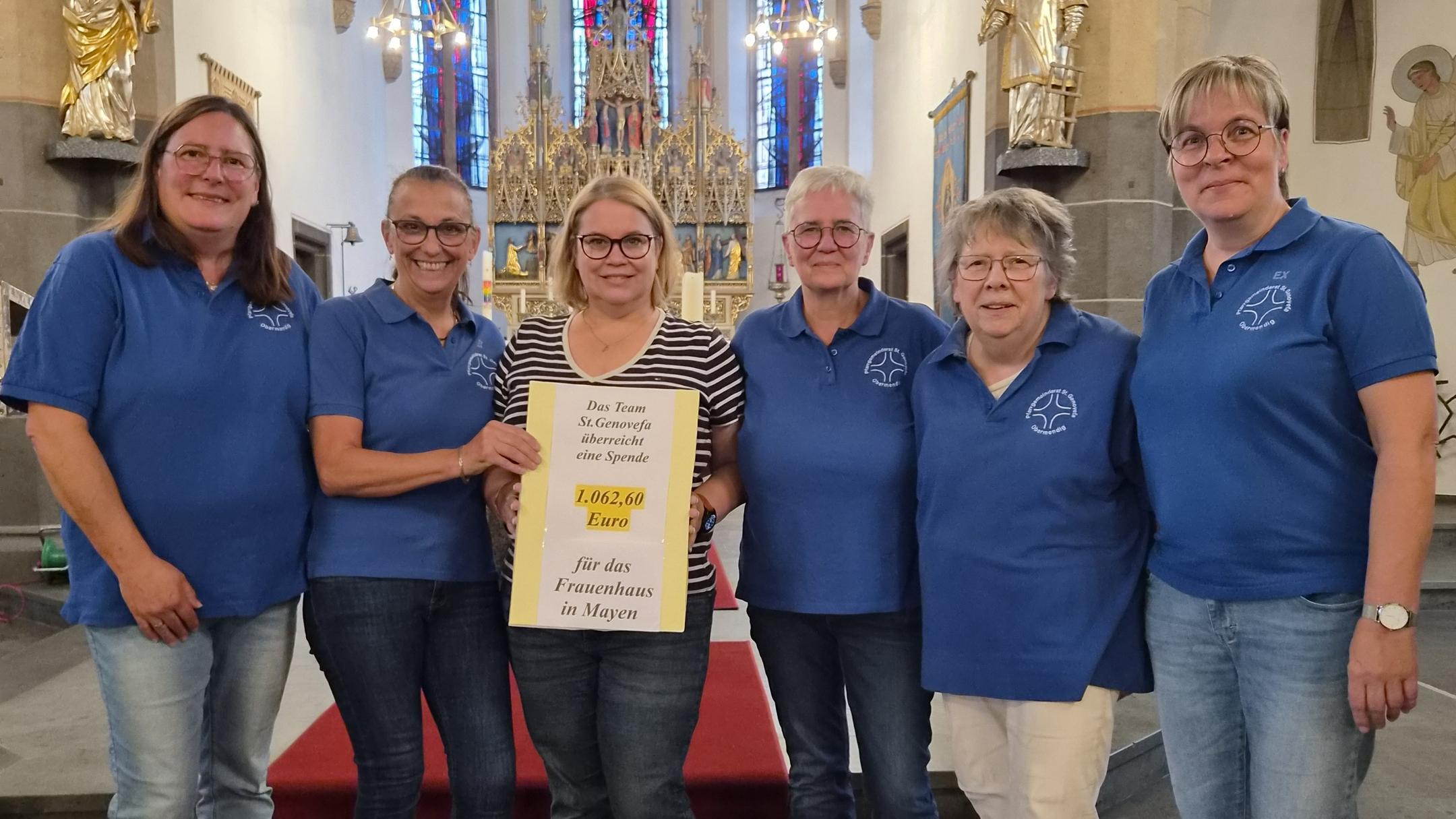 Das Team St. Genovefa übergibt Frau Koßmann-Hau ( DRK) eine Spende